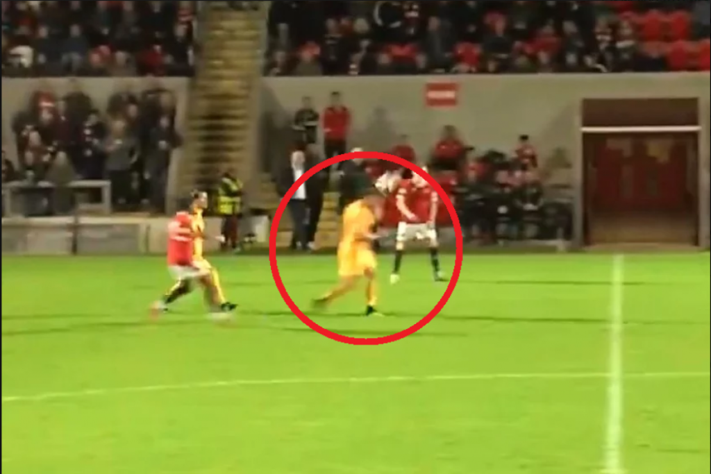 gol glavom sa polovine terena!