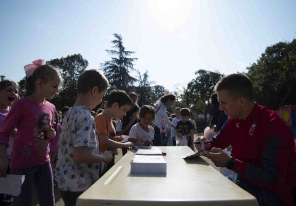 Branko Jovičić sa mali&scaron;anima iz Osnovne &scaron;kole 