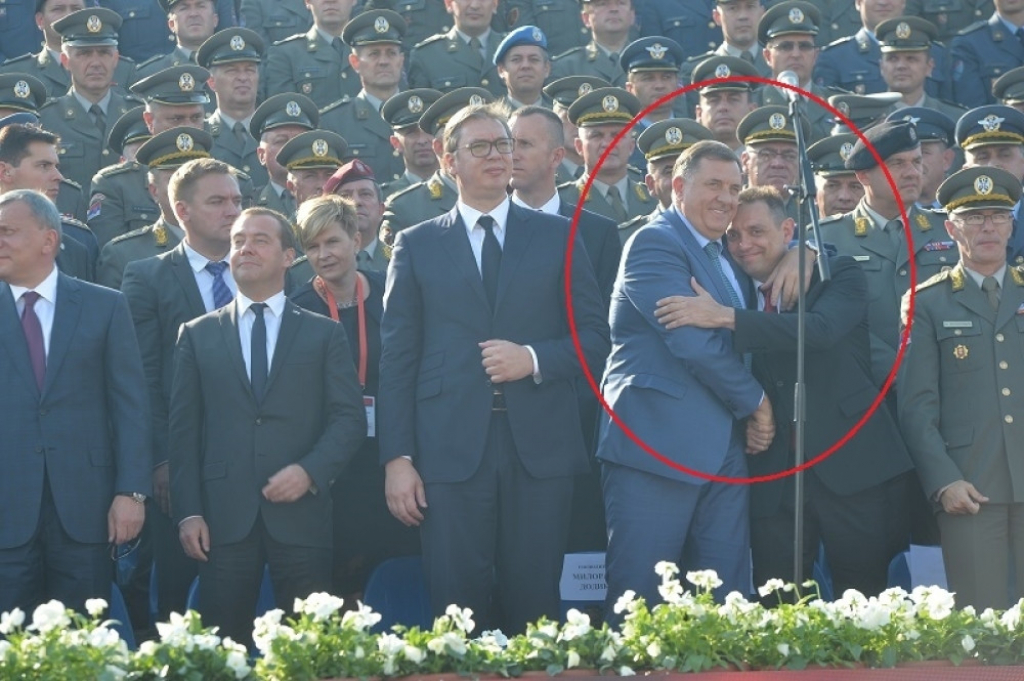 Zagrljaj Milorada Dodika i Aleksandra Vulina