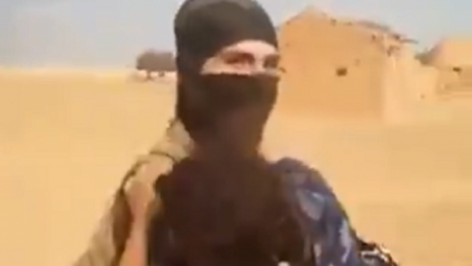 Džihadista nosi kurdsku devojku na klanje