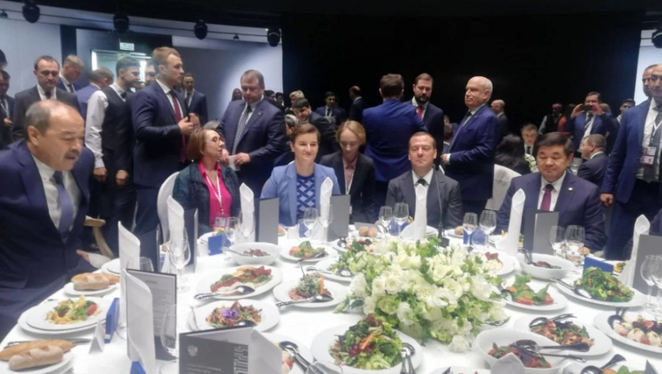 Ana Brnabić na ručku sa Medvedevim