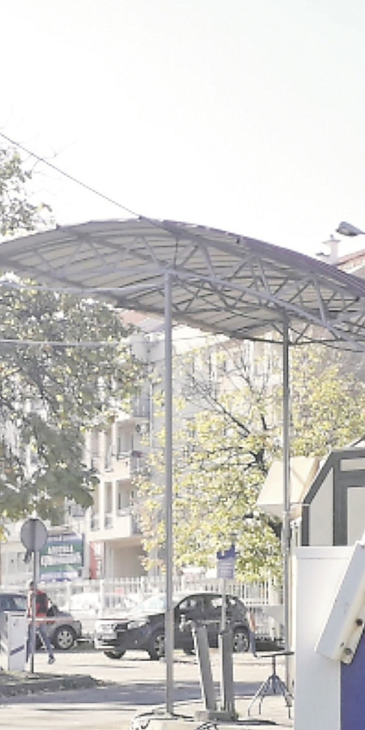 Dr Azanjac džipom dolazi na posao