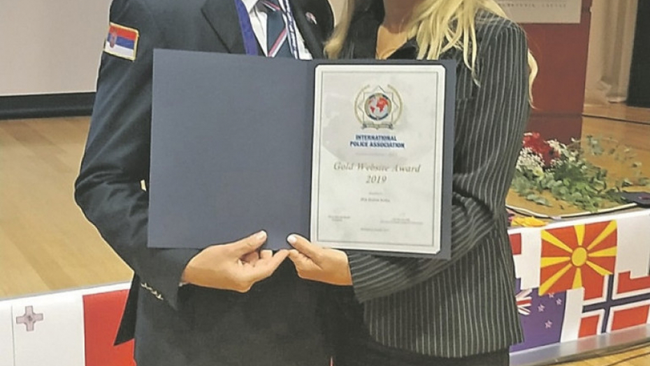 Nebojša Pantelić, predsednik IP Srbija prima nagradu