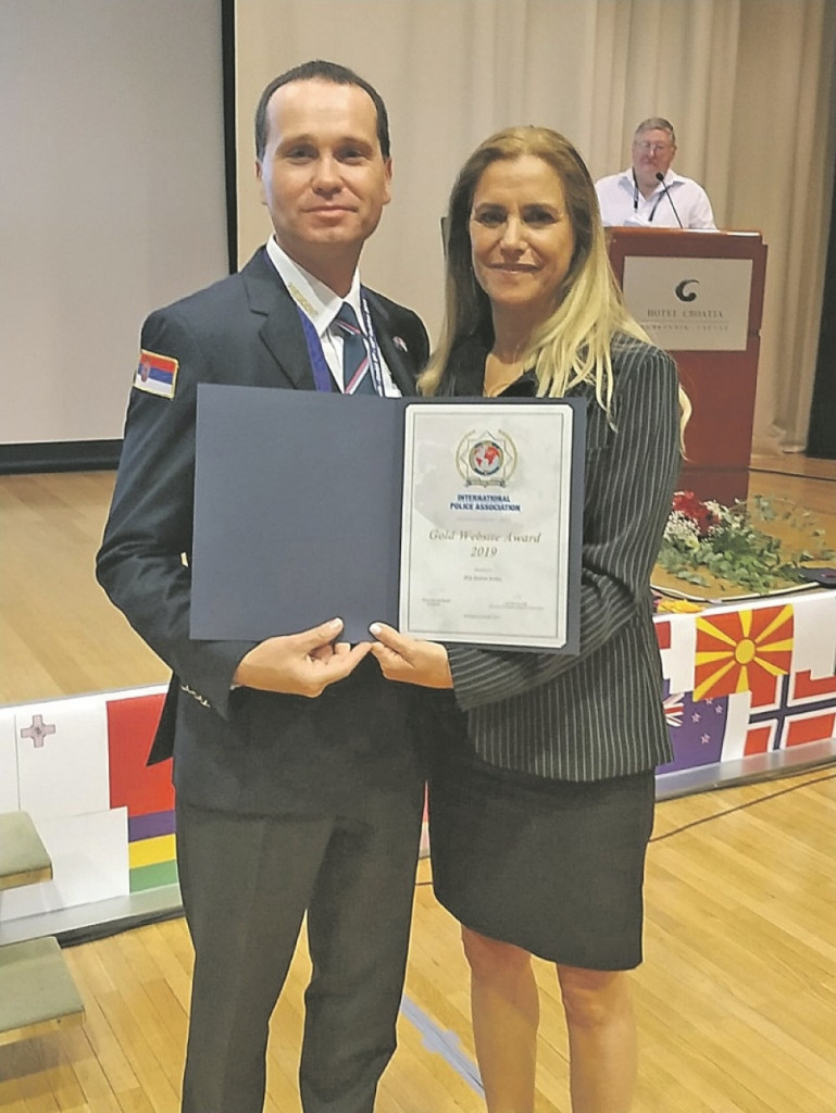 Nebojša Pantelić, predsednik IP Srbija prima nagradu