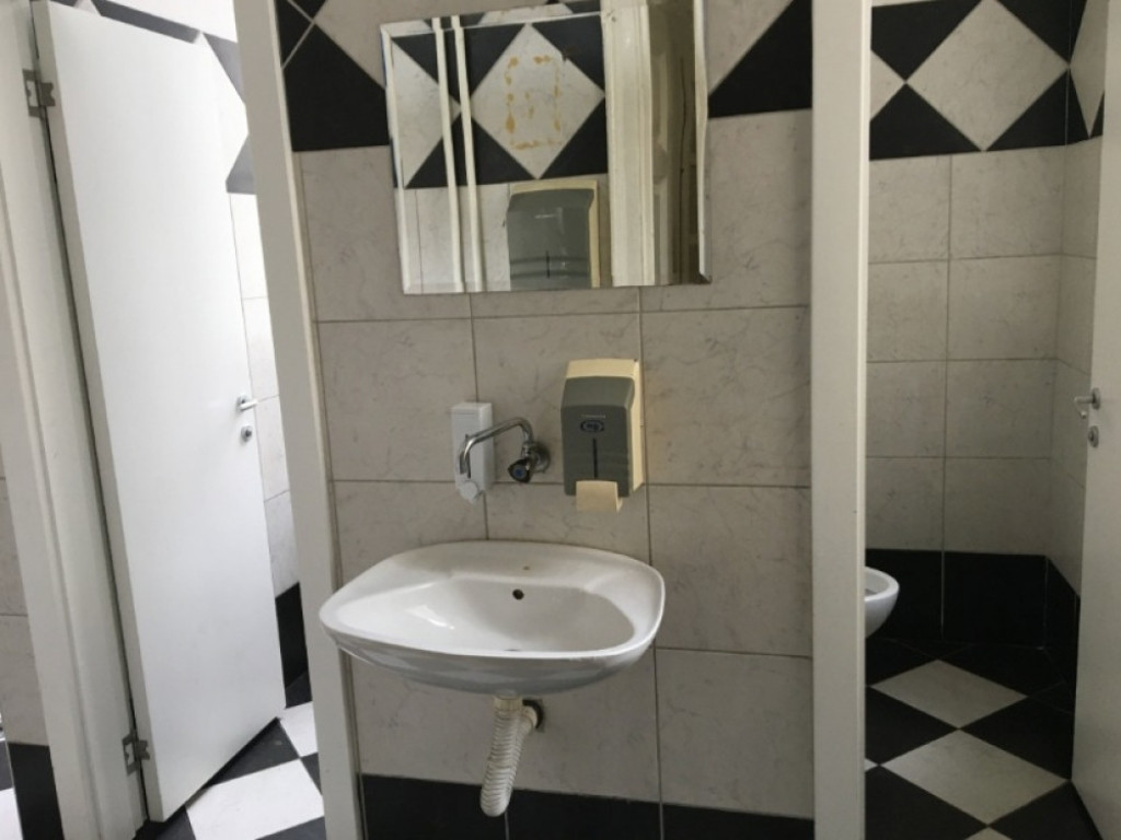 Toalet 13. Gimnazije