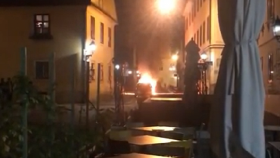 Automobili gore u Zagrebu