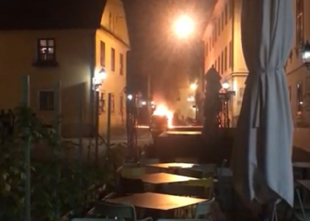 Automobili gore u Zagrebu