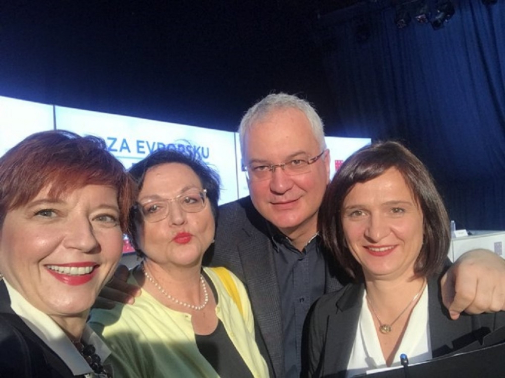 Dragan Šutanovac sa poslanicama DS-a