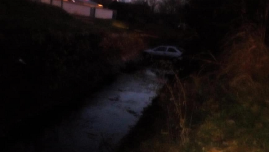 Parkirao auto u kanal