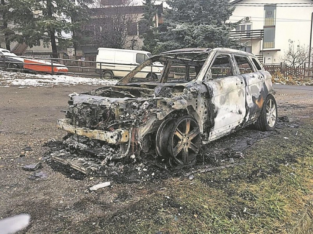 Zapaljeni automobili urednika novina
