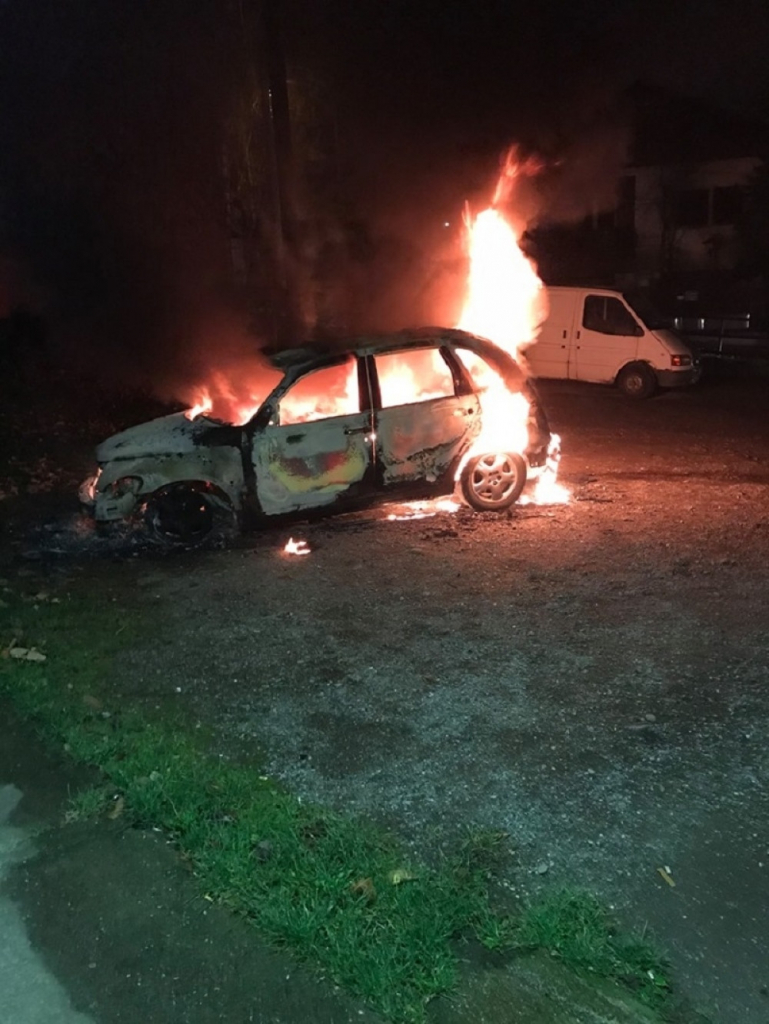 Zapaljeni automobili urednika novina