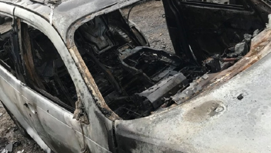 Zapaljeni automobili urednika novina