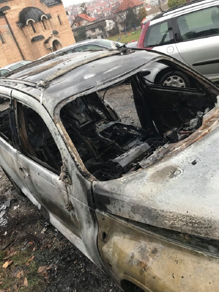 Zapaljeni automobili urednika novina