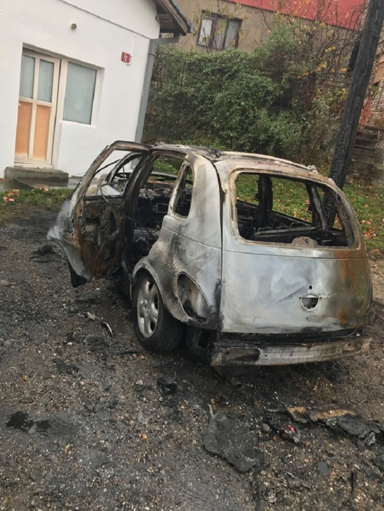 Zapaljeni automobili urednika novina