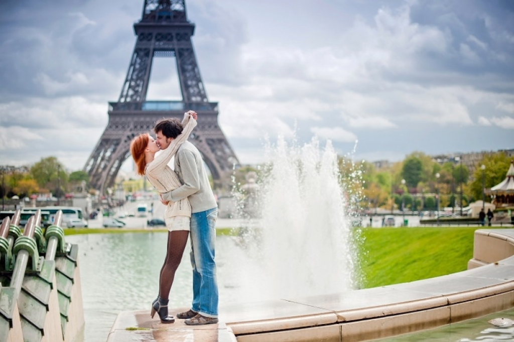 Poljubac, Pariz, veza
