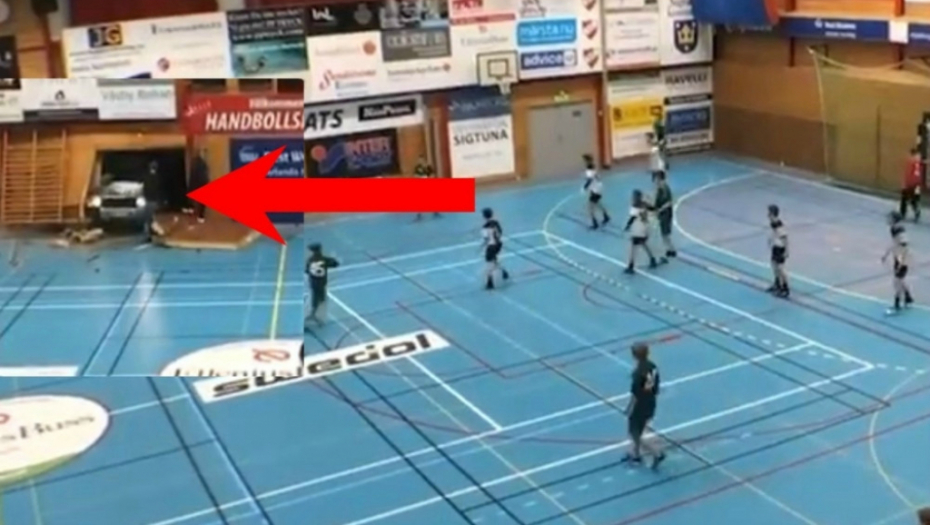 Auto se zabio u dvoranu