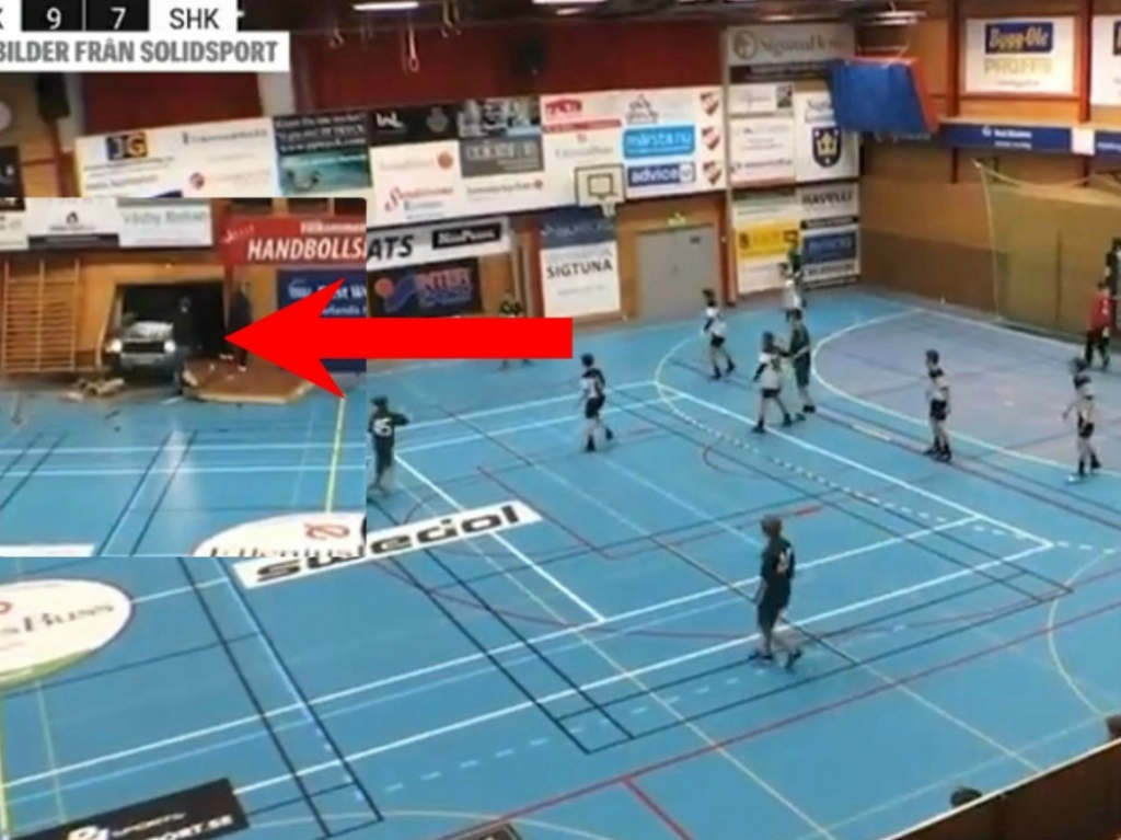 Auto se zabio u dvoranu