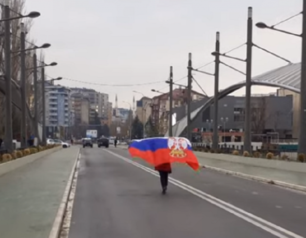 Srpkinja nosila zastavu u Kosovskoj Mitrovici