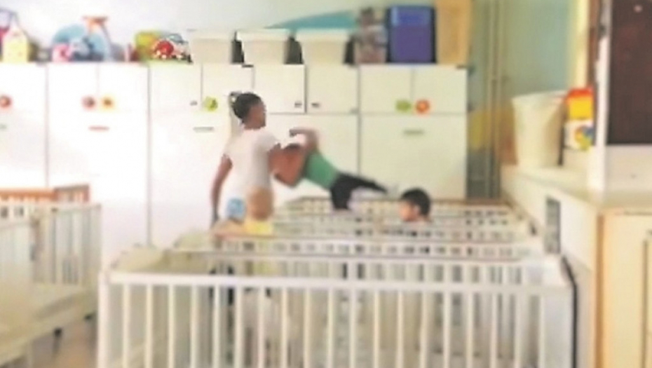 Đurđija Alempijević baca dečaka u krevetac