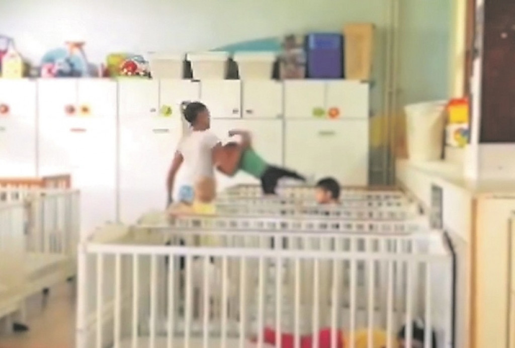 Đurđija Alempijević baca dečaka u krevetac