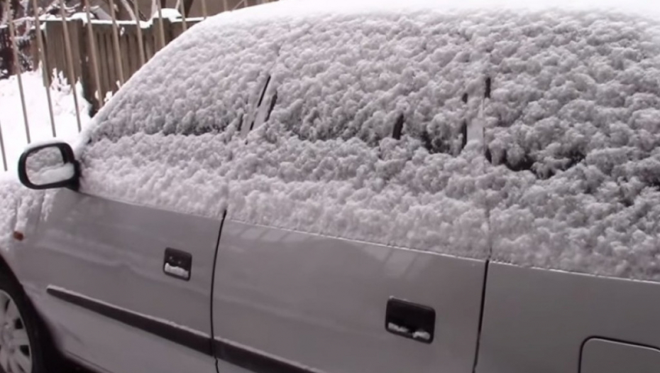 automobil pod snegom
