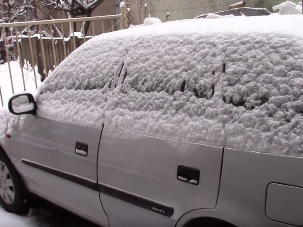 automobil pod snegom