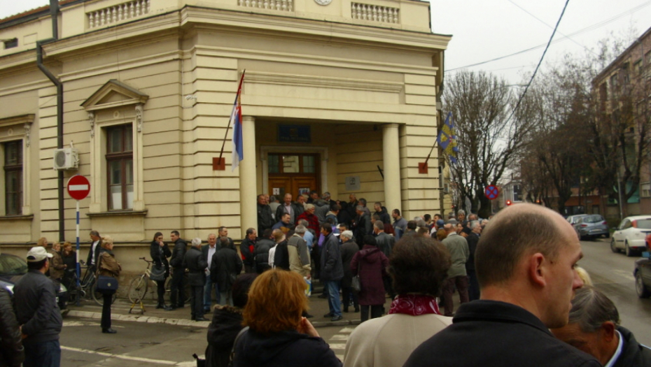 Radnici pred Gradskom upravom u Leskovcu