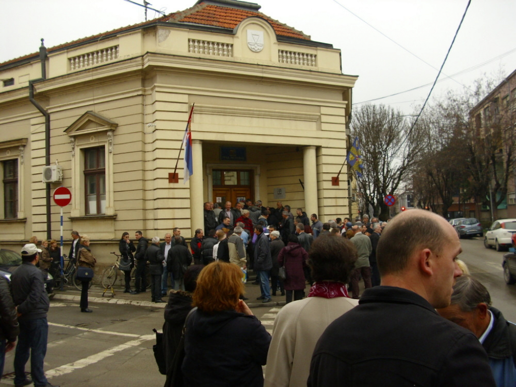 Radnici pred Gradskom upravom u Leskovcu