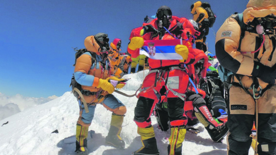 Dolores el Šeleh sa srpskom zastavom na Mont Everestu