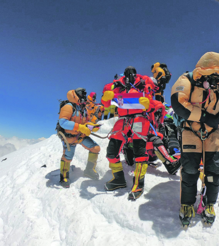 Dolores el Šeleh sa srpskom zastavom na Mont Everestu