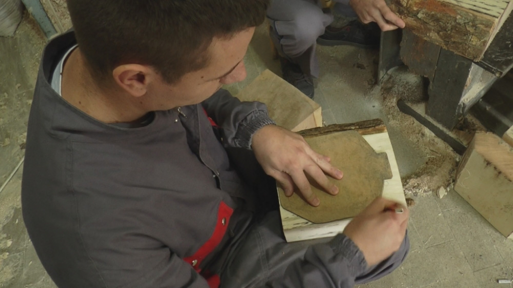 Mladen Radovanović sa porodicom proizvodi čuture