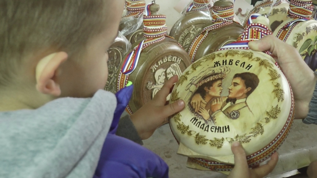 Mladen Radovanović sa porodicom proizvodi čuture