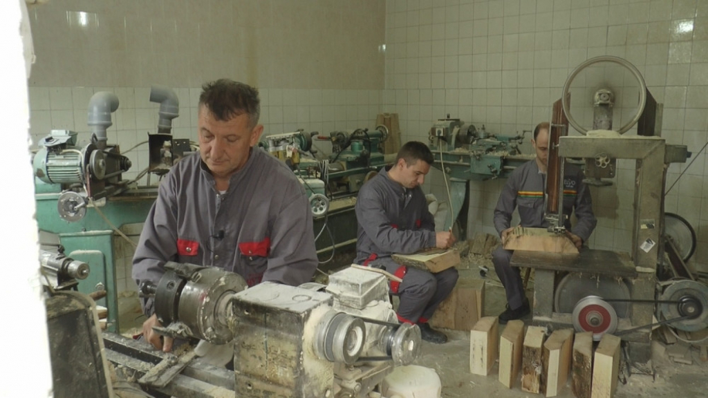 Mladen Radovanović sa porodicom proizvodi čuture