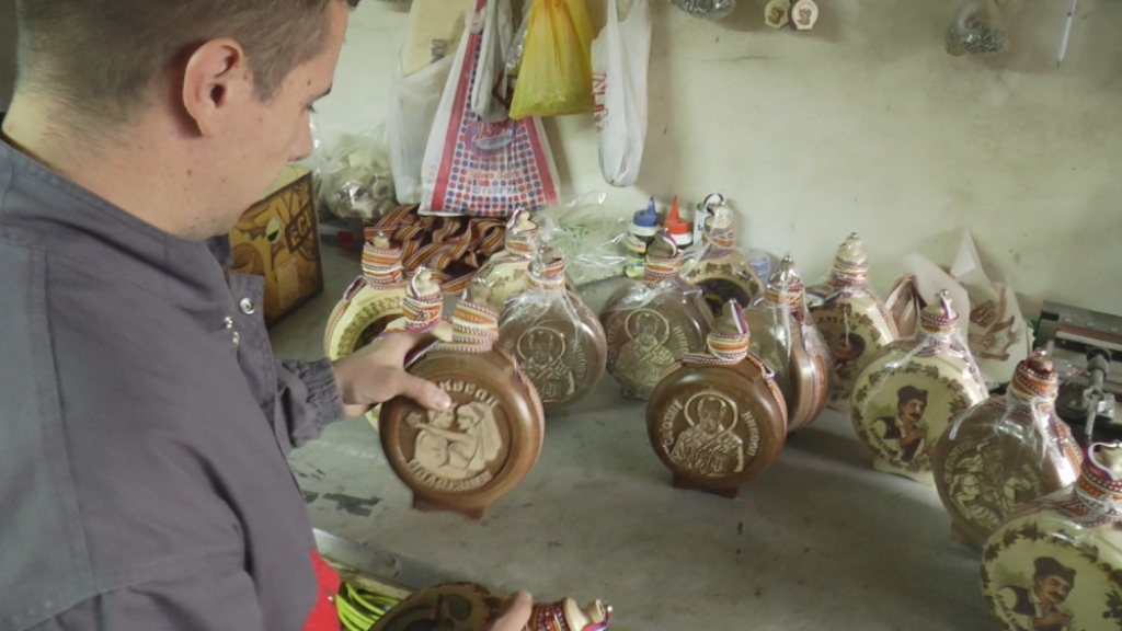 Mladen Radovanović sa porodicom proizvodi čuture