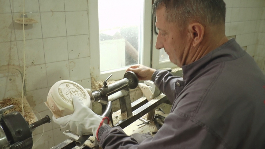 Mladen Radovanović sa porodicom proizvodi čuture