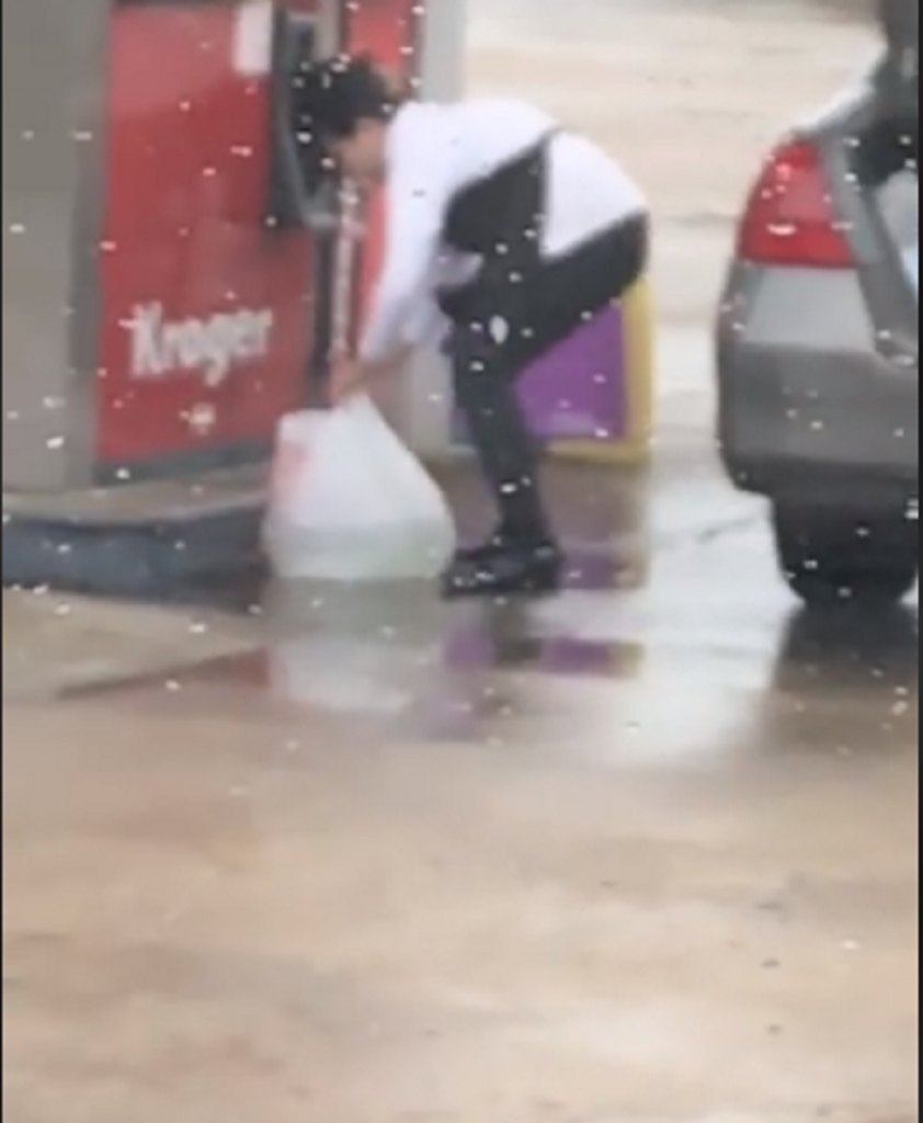 Žena sa kesom na pumpi