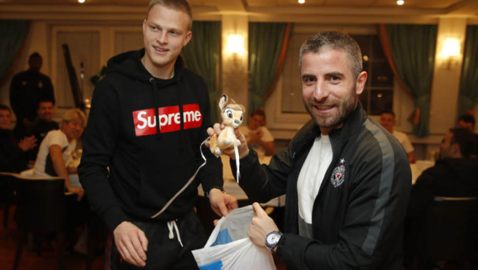 Fudbaleri Partizana i pokloni