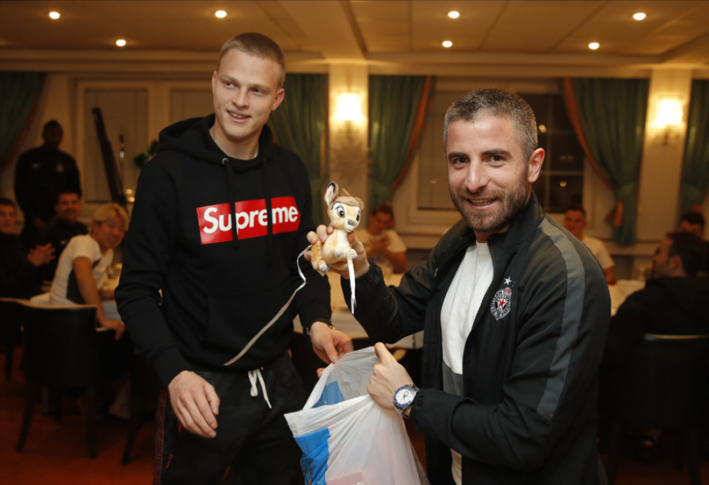 Fudbaleri Partizana i pokloni