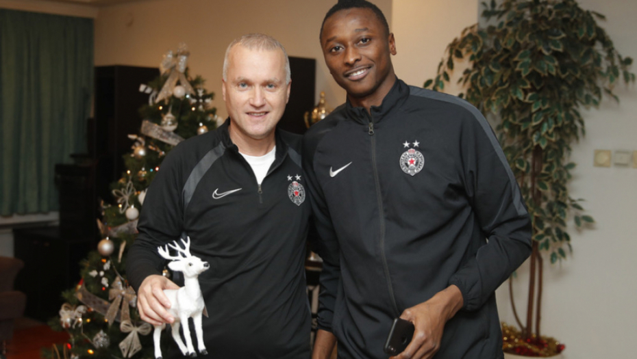 Fudbaleri Partizana i pokloni