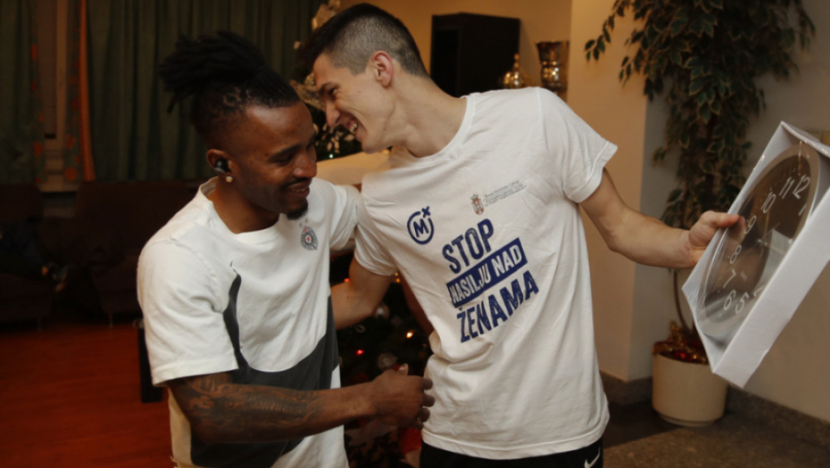 Fudbaleri Partizana i pokloni