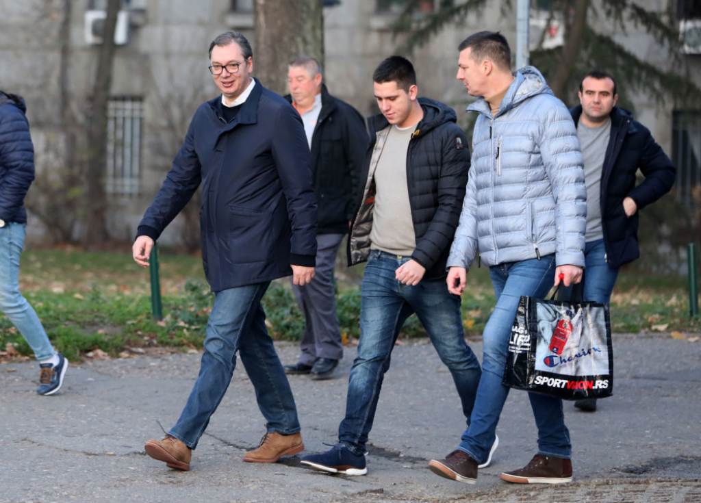 Aleksandar Vučić sa sinom i bratom dolazi u crkvu
