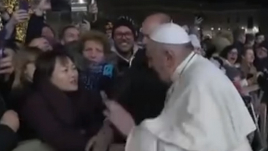 Papa udario obožavateljku