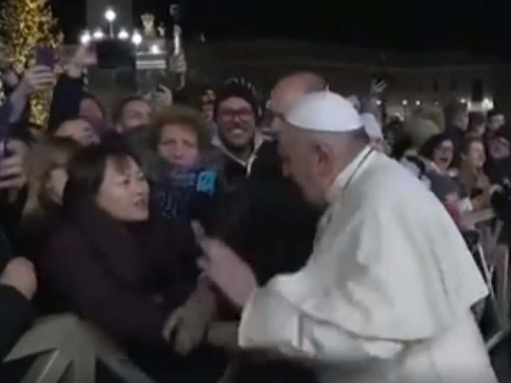 Papa udario obožavateljku
