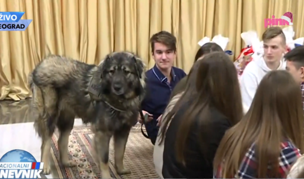 Predsednik deli poklone