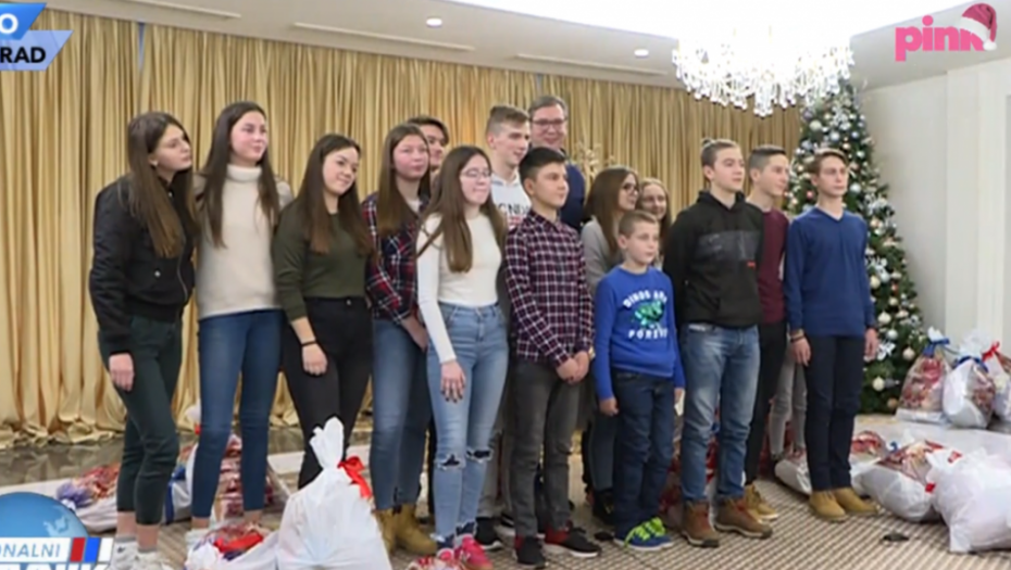 Predsednik deli poklone