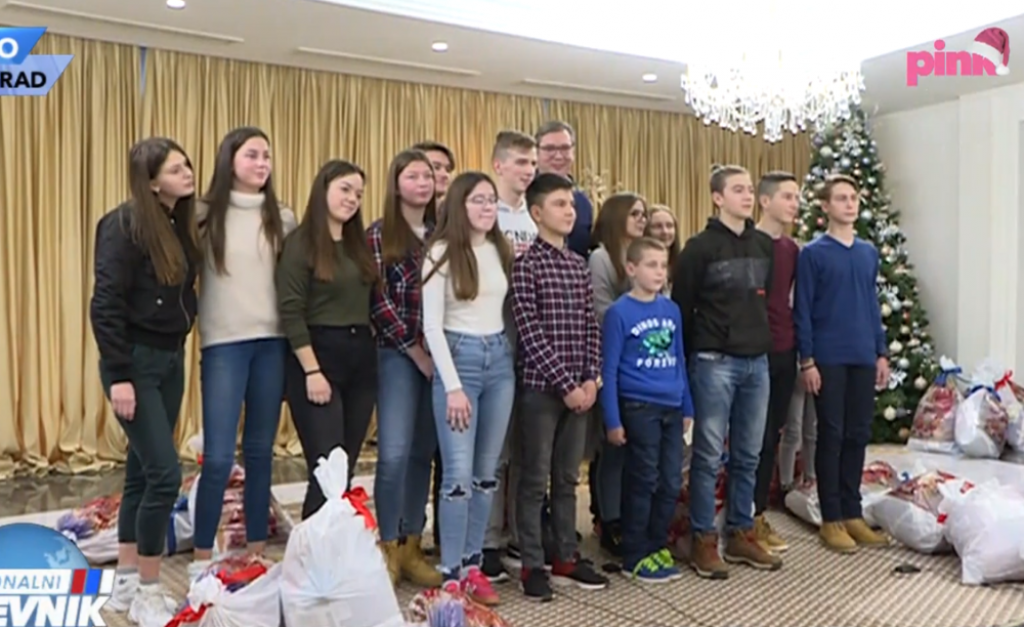 Predsednik deli poklone