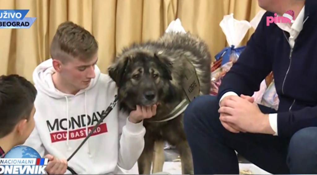 Predsednik deli poklone