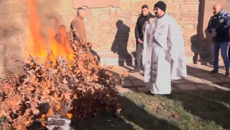 Paljenje badnjaka i u crkvi Svetog Save u Južnoj Mitrovici