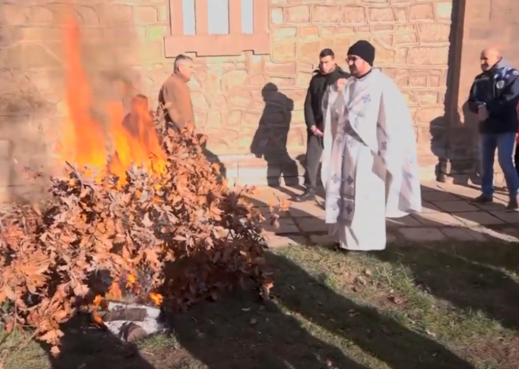 Paljenje badnjaka i u crkvi Svetog Save u Južnoj Mitrovici