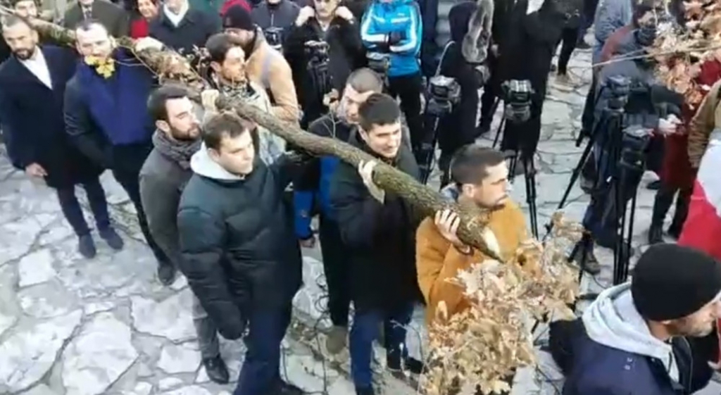 Badnjak, nalaganje, Cetinje, SPC